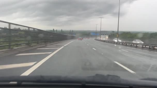 マンチェスター環状道路で最も高い橋をドライブする車のフロントビュー 天気の雨の日にモーターウェイM60 — ストック動画