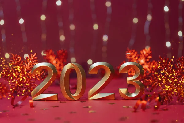 2023年的金牌数祝您新年快乐 红色背景上闪烁着芬芳的节日装饰 — 图库照片