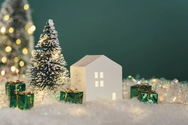 크리스마스에 눈쌓인 나무가 귀여운 배경에는 의상이 펼쳐져 있습니다 선택적으로 집중하여 — 스톡 사진