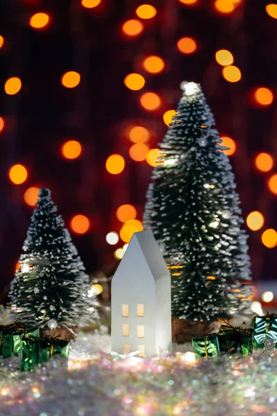 Weihnachten Niedliches Häuschen Mit Baum Schnee Leuchtende Festtagsgirlanden Auf Dunklem — Stockfoto