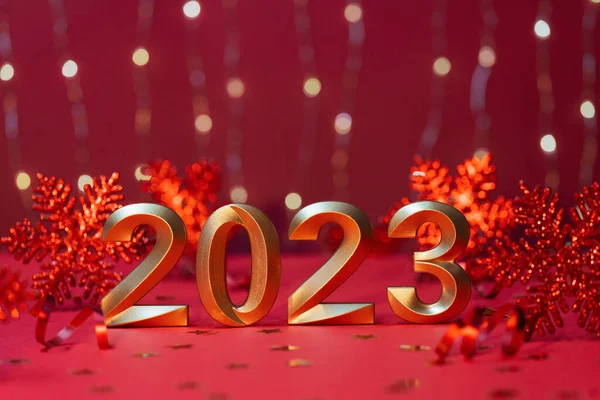 2023年的金牌数祝您新年快乐 红色背景上闪烁着芬芳的节日装饰 — 图库照片