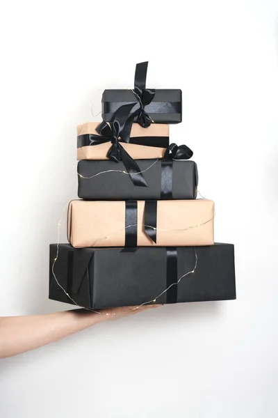 Czarne Kraft Pudełka Wstążką Ręku Boże Narodzenie Nowy Rok Lub — Zdjęcie stockowe