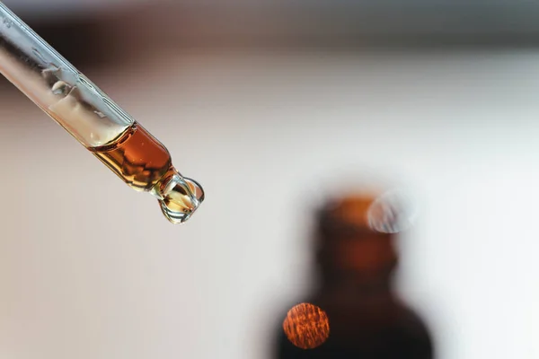 Open Amberkleurige Fles Met Druppelaar Met Serum Essentiële Olie Huidverzorgingsproducten — Stockfoto