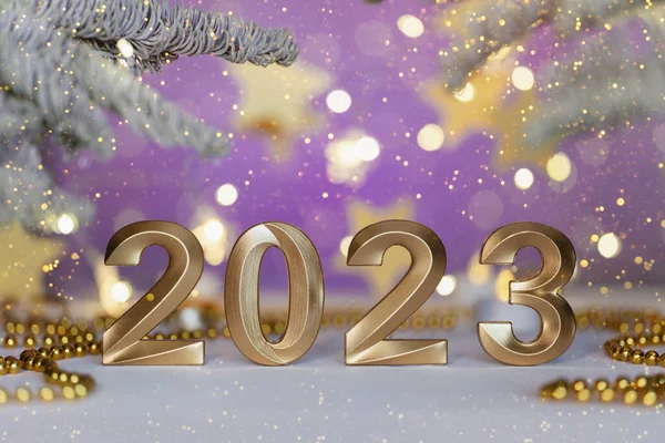 2023年的金牌数色彩艳丽的节日花环 背景是紫色的 祝您新年快乐 有星星的贺卡 — 图库照片