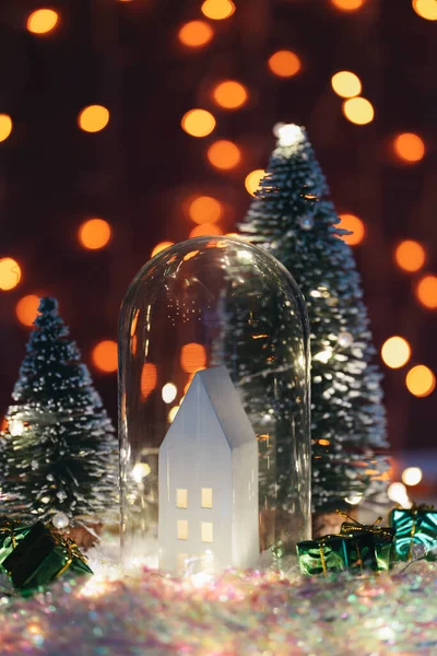 Weihnachten Niedliches Häuschen Glaskuppel Mit Baum Schnee Leuchtende Festtagsgirlanden Auf — Stockfoto