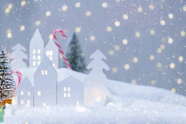 크리스마스에 눈쌓인 나무가 귀여운 배경에는 복장이 펼쳐져 디오르가 선택적으로 카드에 — 스톡 사진