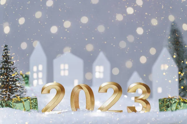 2023年的金牌数在淡淡的背景上放上带有Bokeh的节日花环 祝您新年快乐 舒适的氛围 有可爱的小房子 背景是雪地里的树 — 图库照片
