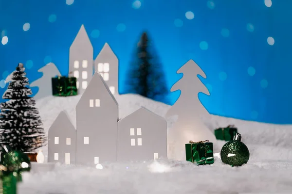 Weihnachten Niedliche Häuschen Mit Baum Schnee Leuchtende Festliche Girlande Auf — Stockfoto