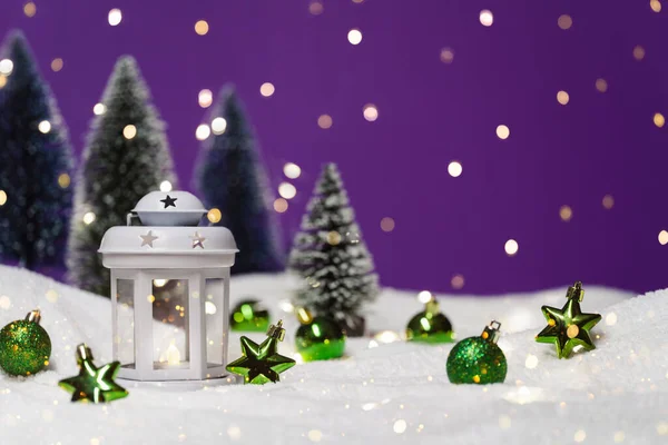 Weihnachtslaterne Mit Baum Schnee Leuchtende Festliche Girlande Auf Violettem Hintergrund — Stockfoto