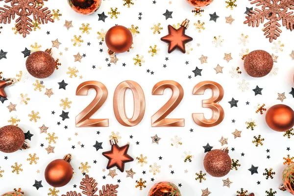 2023年的金牌数在白色的背景上闪烁着节日的花环 祝您新年快乐 有星星的贺卡 — 图库照片