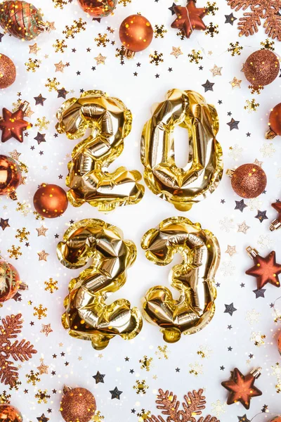 2023年的金气球数量 饰有青铜玩具 星星和雪花的喜庆花环新年贺卡 — 图库照片