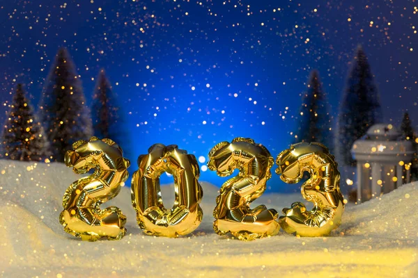 Золотые Цифры 2023 Года Светящиеся Праздничные Гирлянды Боке Синем Фоне — стоковое фото