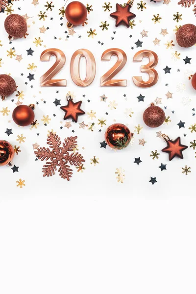 Бронзовые Номера 2023 Года Светящиеся Праздничные Гирлянды Бронзовыми Игрушками Звездами — стоковое фото