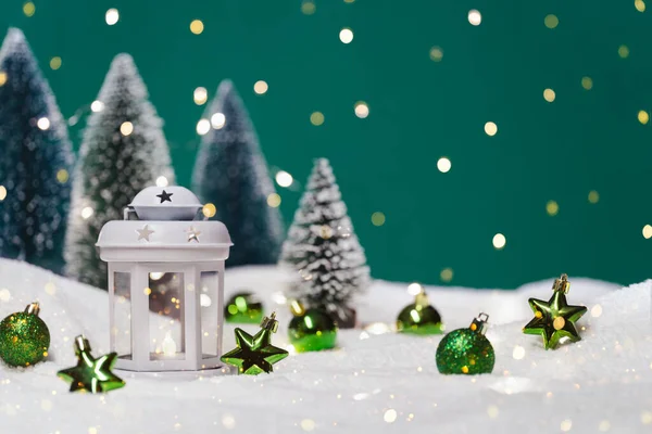 Weihnachten Niedliche Häuschen Mit Baum Schnee Leuchtende Festliche Girlande Auf — Stockfoto