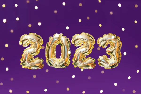 Золотой Шарик Гелия 2023 Года Светящиеся Праздничные Гирлянды Боке Фиолетовом — стоковое фото