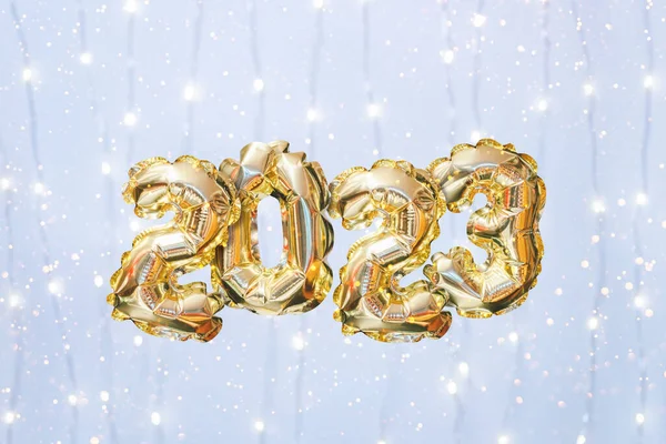 2023年的氦金气球数量 在紫丁香的背景上闪耀着节日的花环 新年快乐贺卡 — 图库照片