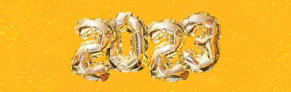 Helium Zlatý Balón Číslo Roku2023 Zářící Slavnostní Věnce Bokeh Oranžovém — Stock fotografie