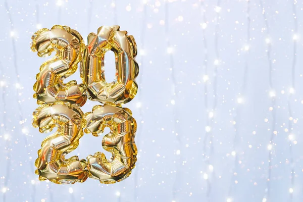 2023年的氦金气球数量 在紫丁香的背景上闪耀着节日的花环 新年快乐贺卡 — 图库照片