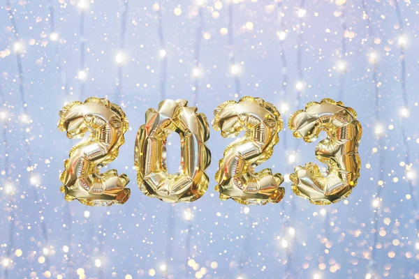 Helium Gouden Ballon Nummer Van Jaar 2023 Gloeiende Feestelijke Bloemenslinger — Stockfoto