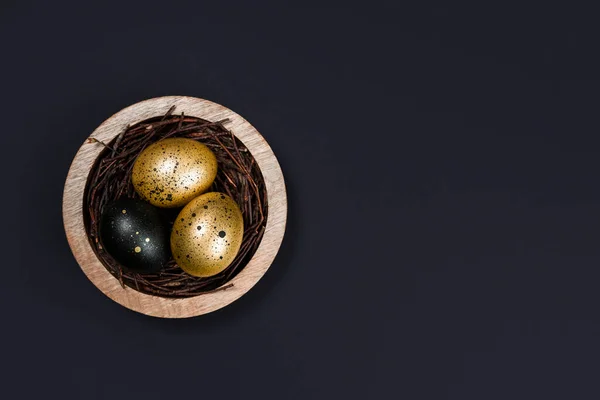 Huevos Pintados Oro Negro Sobre Fondo Oscuro Sobre Nido Que — Foto de Stock