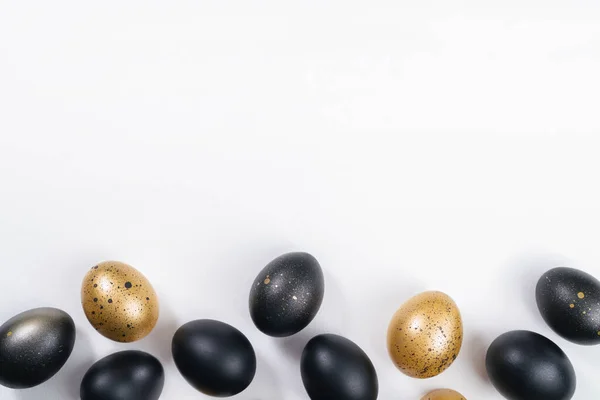 Ovos Pintados Ouro Preto Sobre Fundo Branco Conceito Mínimo Páscoa — Fotografia de Stock