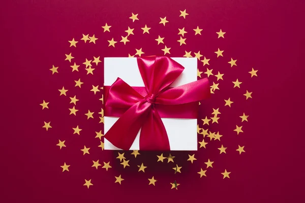 Białe Pudełko Wstążką Czerwonym Złotym Konfetti Kształcie Gwiazd Walentynki Boże — Zdjęcie stockowe