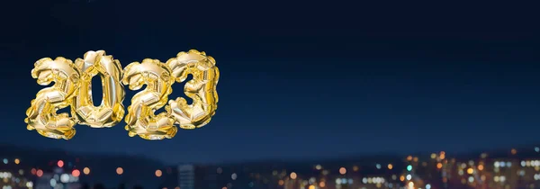 2023 Yılının Helyum Altın Balonu Gece Karlı Şehrinin Arka Planına — Stok fotoğraf