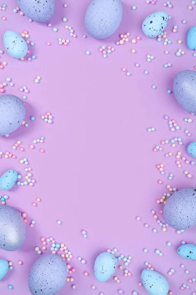 Куча Разноцветных Яиц Точками Фиолетовом Фоне Минимальная Пасхальная Концепция Местом — стоковое фото