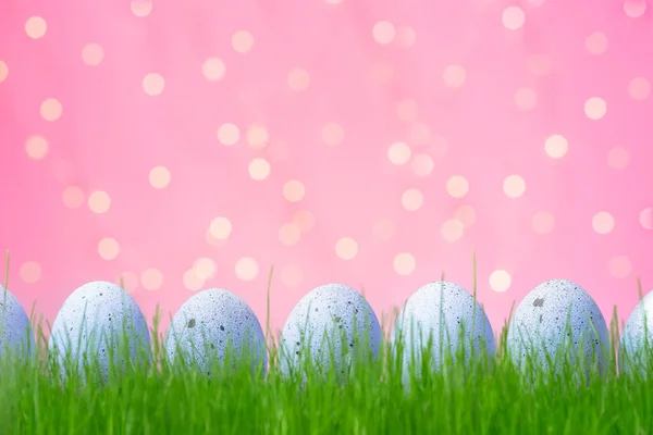Ramo Huevos Lila Con Puntos Sobre Fondo Rosa Concepto Pascua —  Fotos de Stock