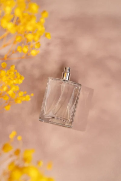 Przezroczysta Butelka Perfum Beżowym Tle Prezentacja Zapachu Przy Świetle Dziennym — Zdjęcie stockowe