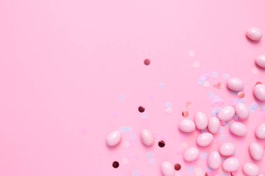 Pembe arka planda bir sürü şeker yumurtası. Metin için fotokopi alanı olan minimum Paskalya konsepti. Bayram arkaplanı. Minimalist dizayn ile düz yatış biçimi.
