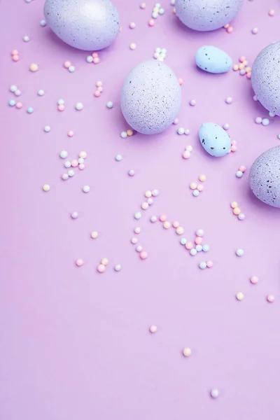 Bunch Colorful Eggs Dots Purple Background Minimal Easter Concept Copy lizenzfreie Stockfotos