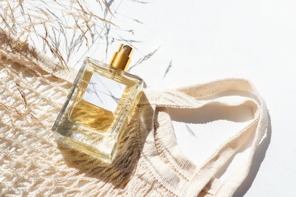 Frasco Transparente Perfume Com Etiqueta Saco Compras Pano Grama Selvagem — Fotografia de Stock