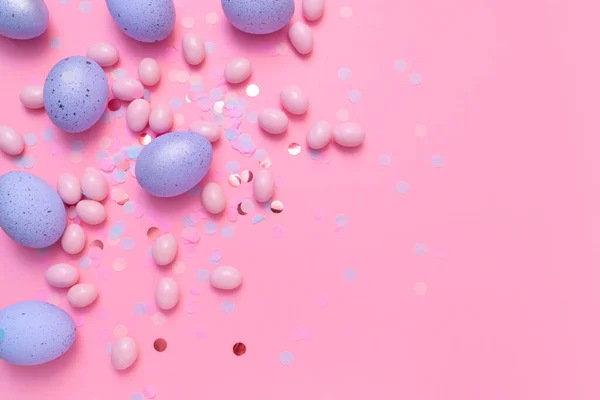 Velikonoční Pohlednice Hromadou Sladkých Vajec Růžovém Pozadí Minimální Velikonoční Koncept — Stock fotografie