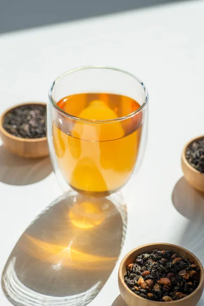 不同类型的绿茶 红茶和香草茶放在木碗和玻璃杯中 枯叶和花朵的多样性 有机高质量的饮料配料 有选择的重点 — 图库照片#