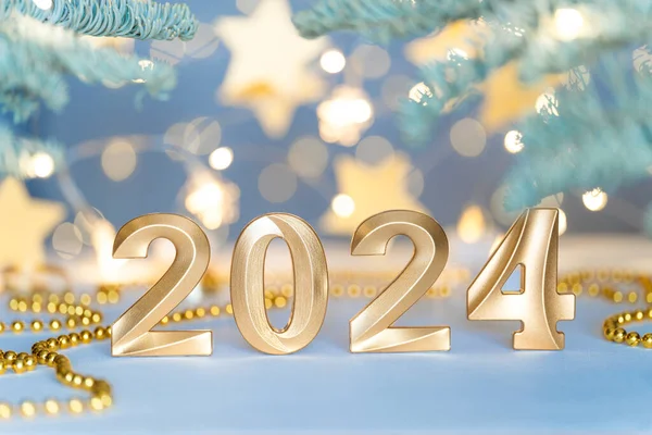 2024年的金牌数在淡淡的背景上放上带有Bokeh的节日花环 祝您新年快乐 有星星的贺卡 — 图库照片#