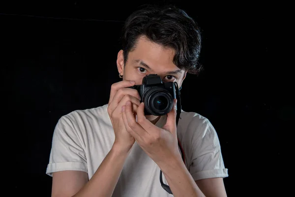 Porträt Von Männern Mit Einer Spiegelreflexkamera Auf Dunklem Studiohintergrund Asiatisch — Stockfoto
