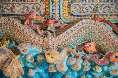 Çağdaş heykeller, karikatürler. Wat Pariwas, Tayland Tapınağı..