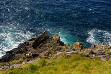 Blick von den Klippen auf den Atlantik, Irland, Dingle