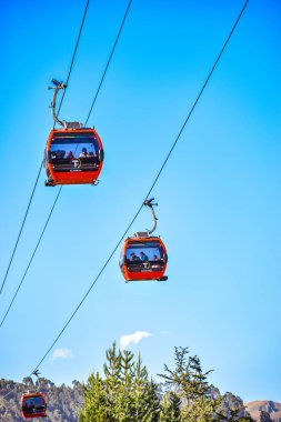 Explora La Paz desde las alturas: Fotografa imptante de cabinas de telefrico en movimiento