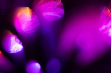 Bulanık Işık, kameraya tek bir görüntü yansıtıyor. Işık, karanlık bir arkaplanda spektral bir gradyan ile parlar. Çok renkli soyut renkli bir çizgi. Alışılmadık ışık efekti.