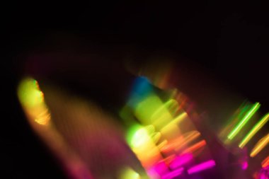 Bulanık Işık, kameraya tek bir görüntü yansıtıyor. Işık, karanlık bir arkaplanda spektral bir gradyan ile parlar. Çok renkli soyut renkli bir çizgi. Alışılmadık ışık efekti.