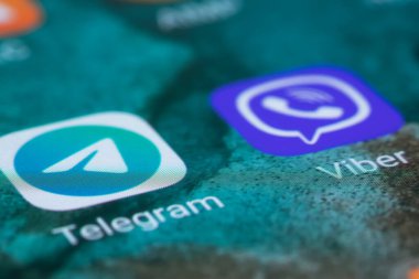 Dnipo, Ukrayna, 17 Ekim 2023: Telgraf simgesi uygulaması ve Viber kurye ikonu uygulaması ekrandaki akıllı telefon kapanmasında. Telegram bir çevrimiçi sosyal medya ağıdır..