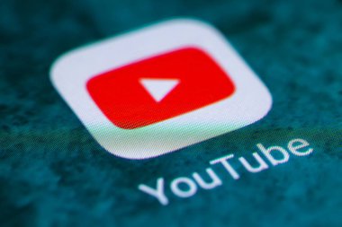 Dnipo, Ukrayna, 17 Ekim 2023: YouTube uygulama simgesi akıllı telefon ekranında. Youtube uygulama simgesi. YouTube bir çevrimiçi video ağıdır. Sosyal medya uygulaması. Sosyal ağ