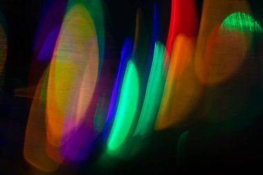 Bulanık Işık, kameraya tek bir görüntü yansıtıyor. Işık, karanlık bir arkaplanda spektral bir gradyan ile parlar. Çok renkli soyut renkli bir çizgi. Alışılmadık ışık efekti.