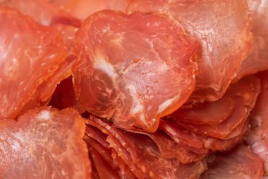 Kurutulmuş etin en üst görüntüsü. Çiğnenmiş ve lezzetli kurutulmuş et..