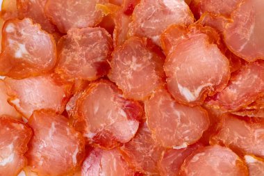 Kurutulmuş etin en üst görüntüsü. Çiğnenmiş ve lezzetli kurutulmuş et..