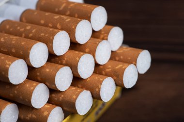 Paket halinde sigara içmek kanser olmak için bağımlılık yapar. Tütün Günü 'nde sigara azaltma kampanyası