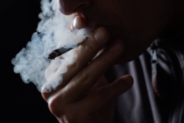 genç adamın elinde Sigara İçilmeyen yakın çekim.