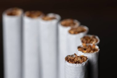 sigara, siyah arka planda sigara, bir paket sigara, yakın plan sigara.